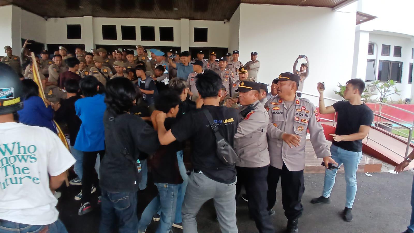 PMII Unsil Geruduk Bale Kota Tasikmalaya, Minta Pemkot Serius Tangani Pencemaran Limbah TPA Ciangir