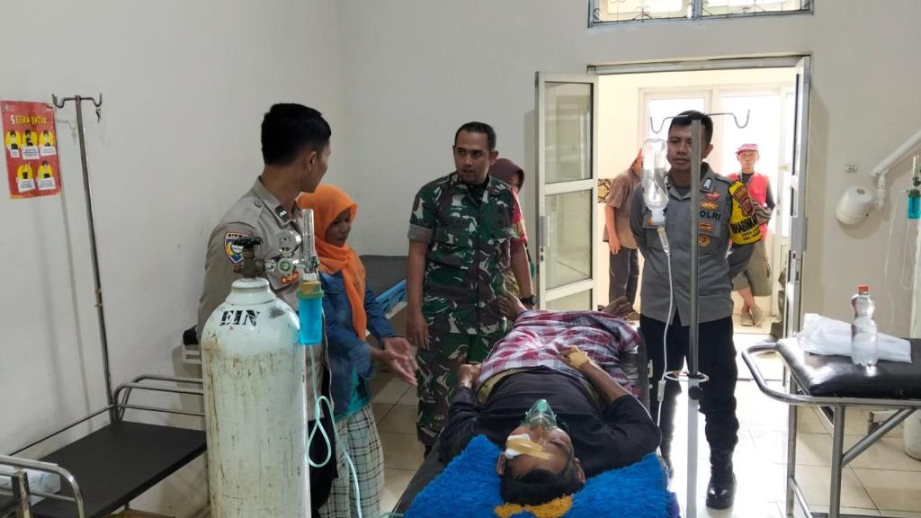 Pohon Tumbang di Tasikmalaya Timpa Warga, Kepala dan Tangan Terluka