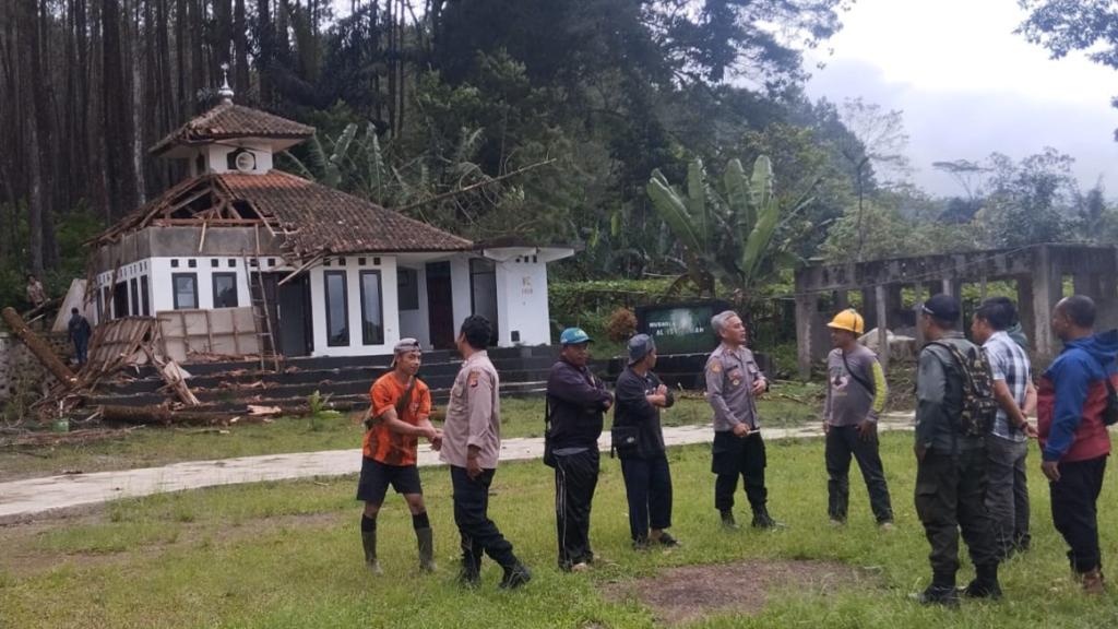 Pohon Tumbang Timpa Musala di Cisayong Tasikmalaya, Kapolsek Pimpin Evakuasi