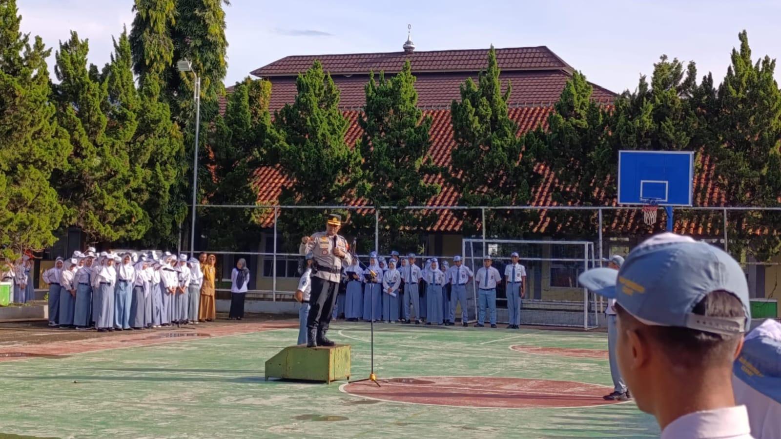 Police Goes to School: Polsek Cikoneng Bangun Kedekatan dengan Pelajar SMA Sindangkasih Ciamis