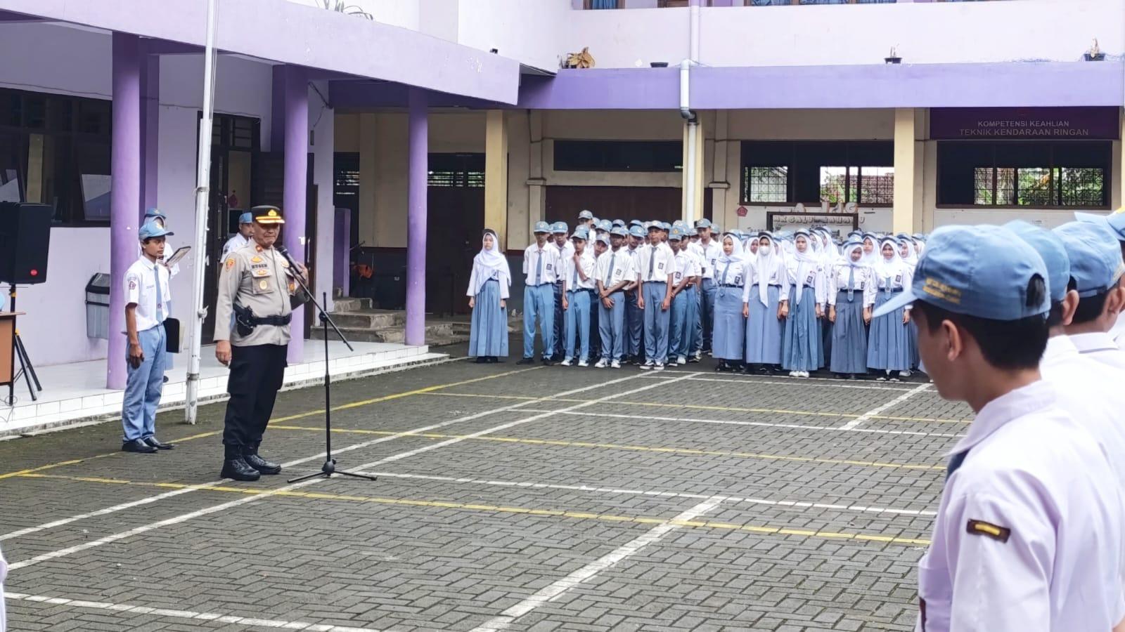 Police Goes to School Polsek Cikoneng di SMK Galuh Rahayu, Edukasi Pelajar soal Kedisiplinan dan Kenakalan Remaja
