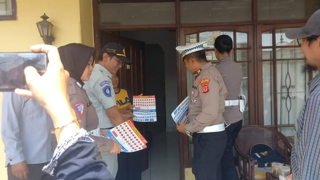 Polisi Bagikan Stiker Imbauan Kamseltibcarlantas di Kampung Tertib Lalu Lintas Polres Tasikmalaya Kota