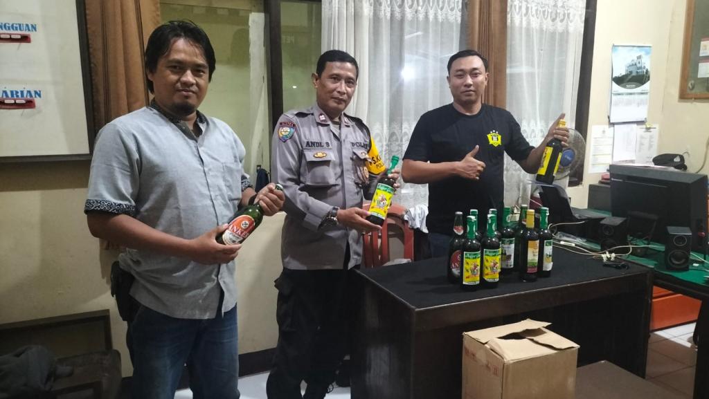 Polisi di Cipatujah Tasikmalaya Intensifkan Operasi KRYD Jelang Tahun Baru 2025, Amankan Puluhan Botol Miras