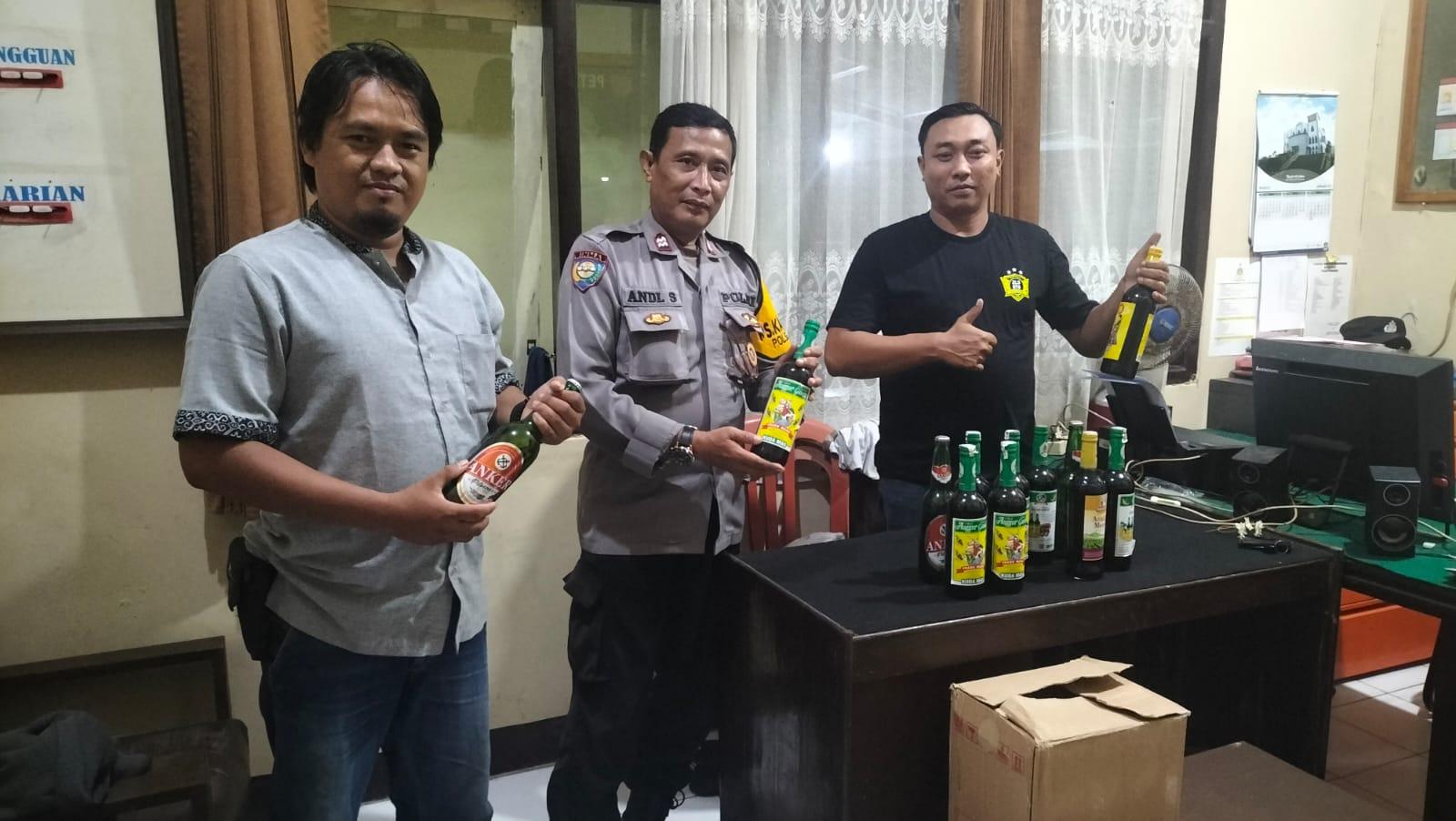 Polisi di Cipatujah Tasikmalaya Intensifkan Operasi KRYD Jelang Tahun Baru 2025, Amankan Puluhan Botol Miras