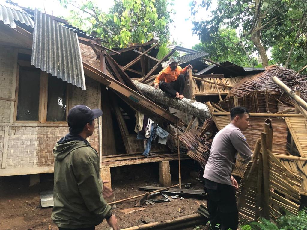 Polisi Evakuasi Rumah Warga yang Tertimpa Pohon Tumbang di Tasikmalaya