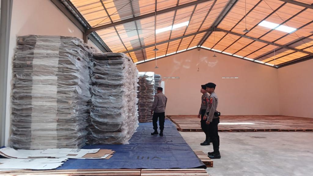Polisi Jaga Ketat Gudang Logistik KPU Kota Tasikmalaya