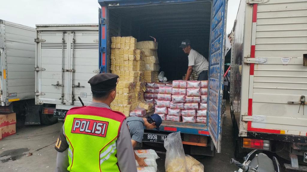 Polisi Monitoring Giat Bongkar Muat Barang di Pasar Singaparna, Pantikan Situasi Tetap Kondusif