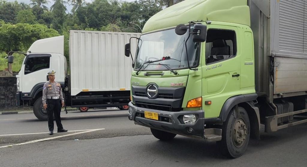 Polres Banjar Imbau Pemilik Kendaraan Bersumbu Tiga Patuhi Pembatasan Operasional Saat Nataru 2025