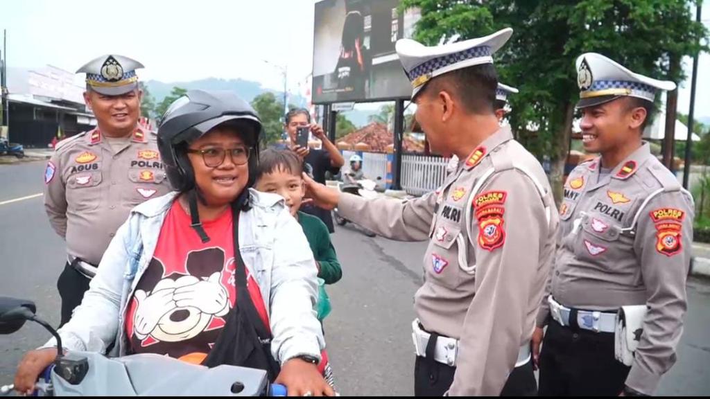 Polres Banjar Isi Ramadhan Penuh Berkah dengan Aksi Sosial