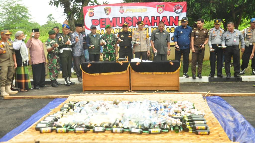 Polres Banjar Musnahkan Ratusan Botol Miras, Langkah Tegas Sambut Tahun Baru 2025