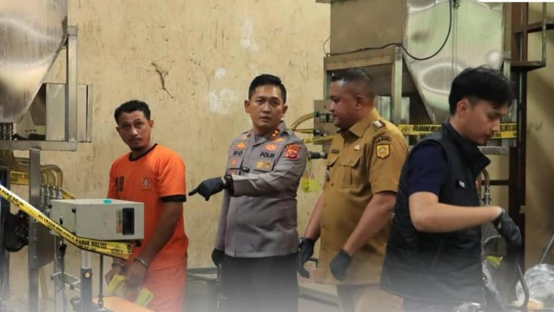 Polres Bogor Bongkar Pabrik Pengemas Ulang Minyak Goreng Ilegal di Sukaraja