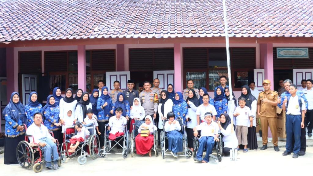 Polres Ciamis Beri Makan Bergizi dan Kursi Roda untuk Siswa SLB Negeri Sindangsari