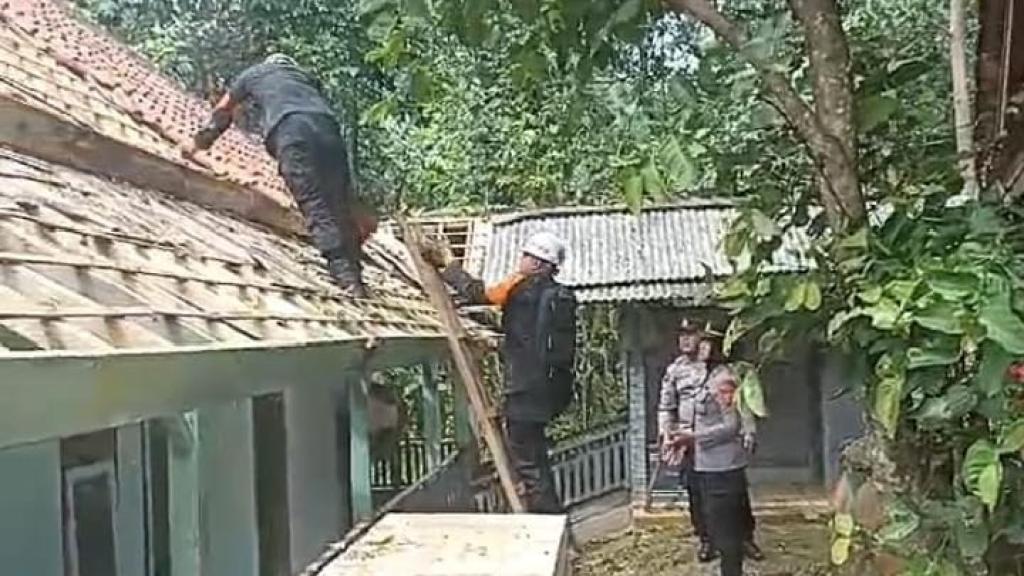 Polres Ciamis dan Brimob Gotong Royong Bersihkan Puing Dampak Puting Beliung di Jatinagara