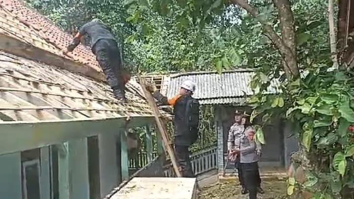 Polres Ciamis dan Brimob Gotong Royong Bersihkan Puing Dampak Puting Beliung di Jatinagara