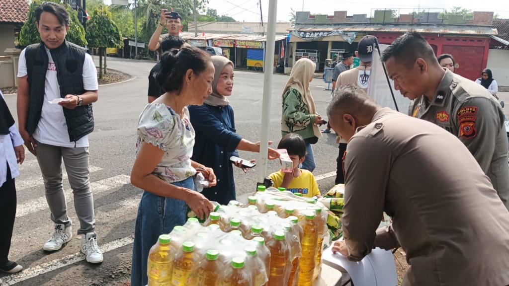 Polres Ciamis Gelar Pangan Murah, Warga Serbu Mapolsek Cijeungjing