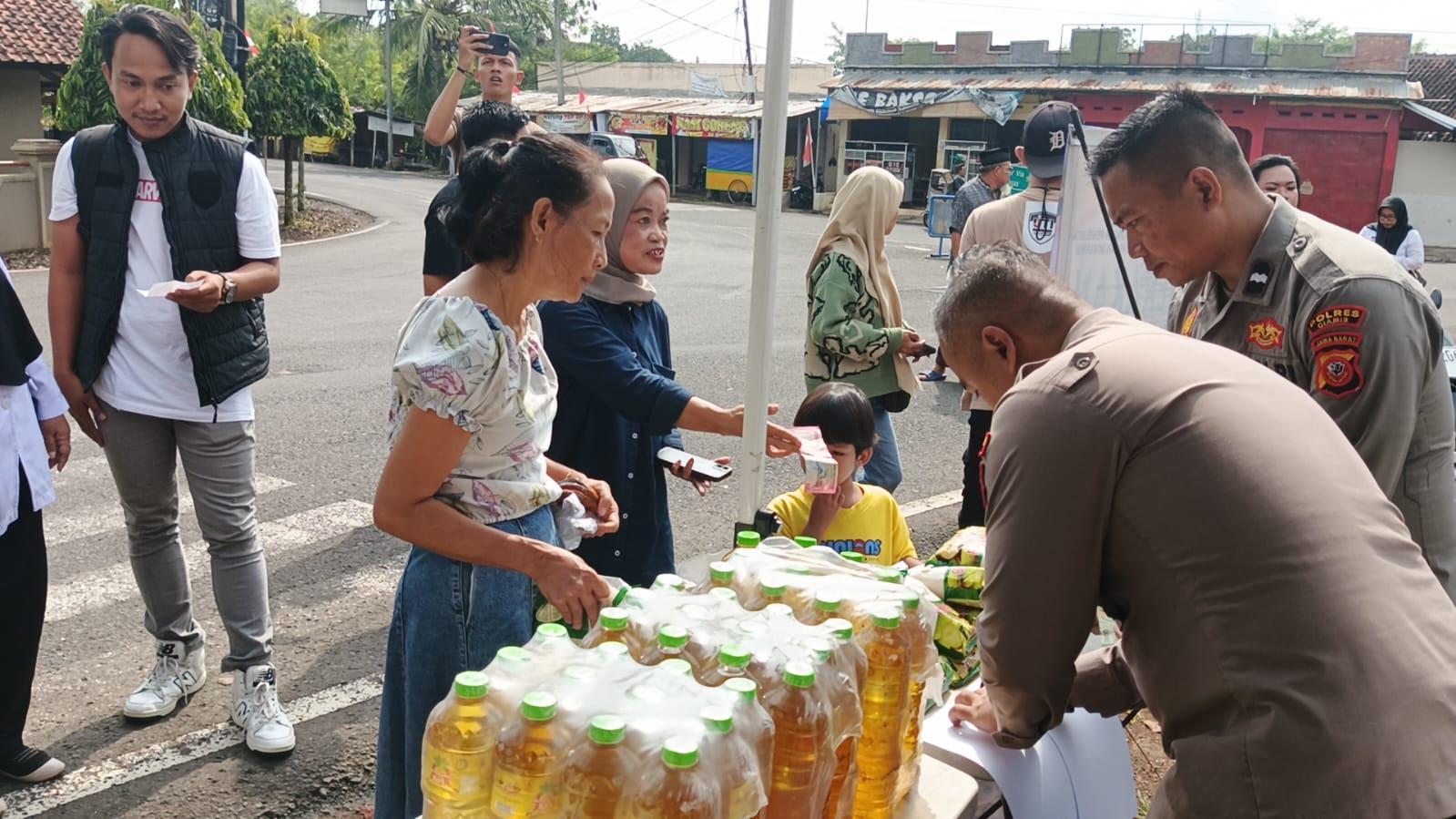 Polres Ciamis Gelar Pangan Murah, Warga Serbu Mapolsek Cijeungjing