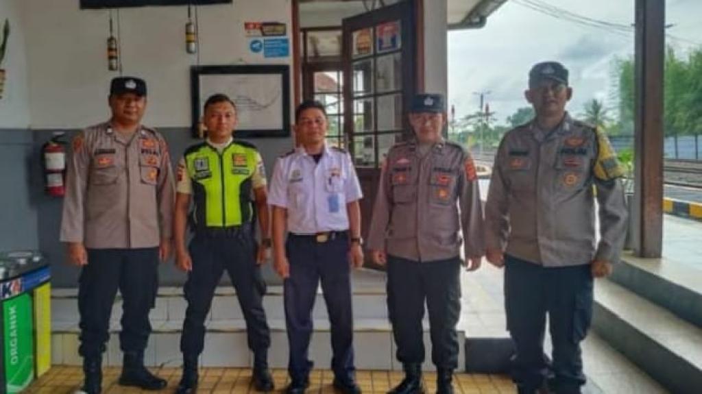 Polres Ciamis Gelar Patroli Operasi Lilin Lodaya 2024 di Stasiun Kereta Api