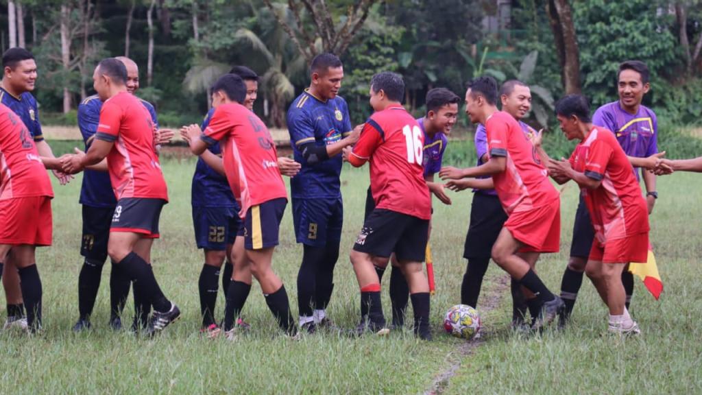 Polres Ciamis Gelar Sepak Bola Persahabatan untuk Perkuat Sinergi dengan Masyarakat