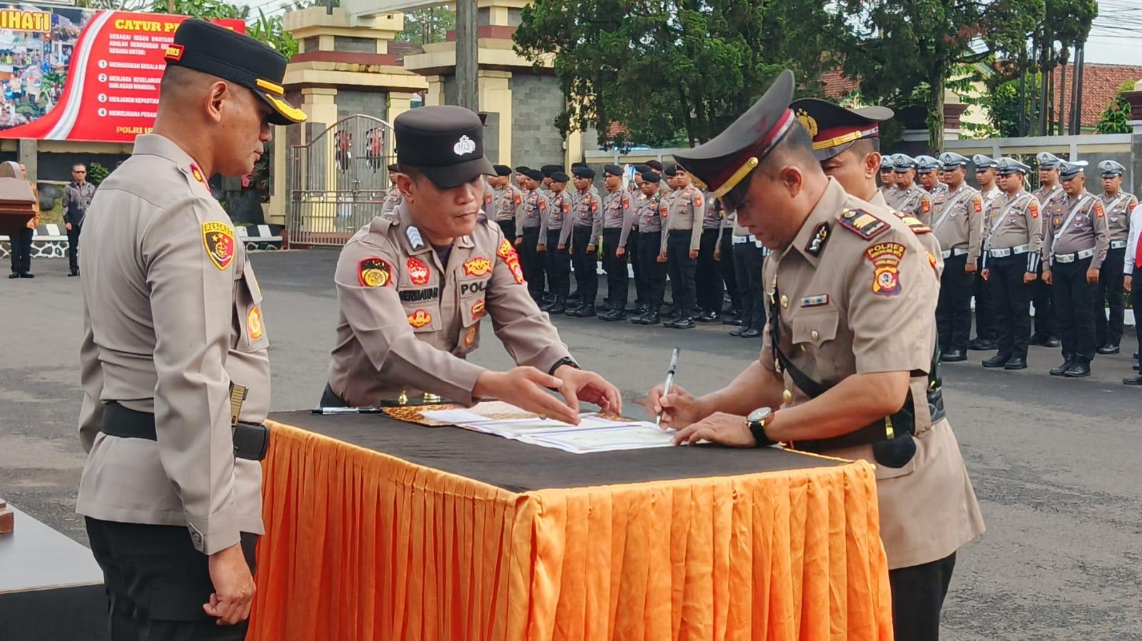 Polres Ciamis Gelar Sertijab, Kukuhkan Kapolsek Rancah dan Beri Penghargaan kepada Personel Berprestasi
