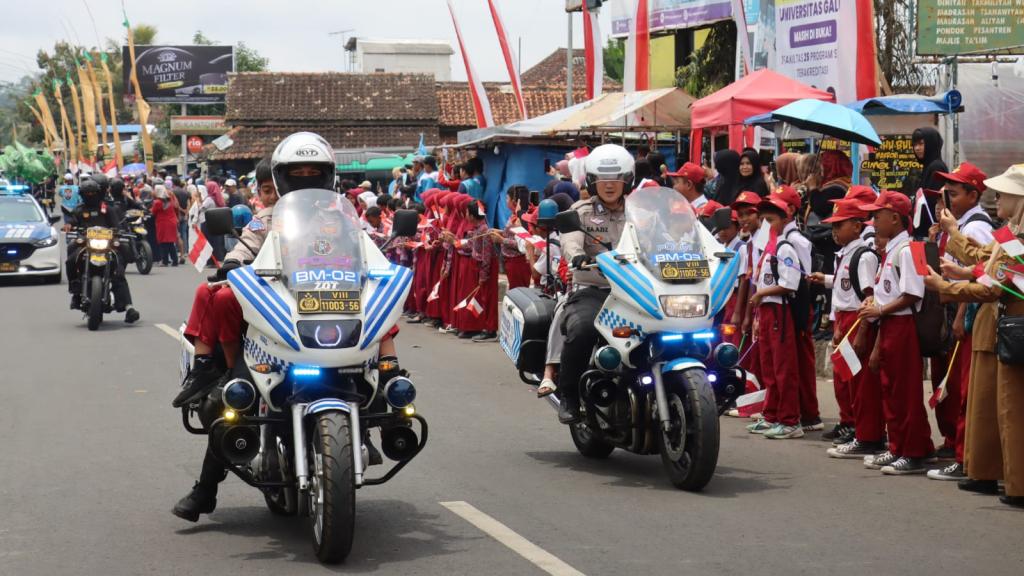 Polres Ciamis Kerahkan Personel Gabungan Kawal Kirab Kebangsaan Merah Putih di Panjalu