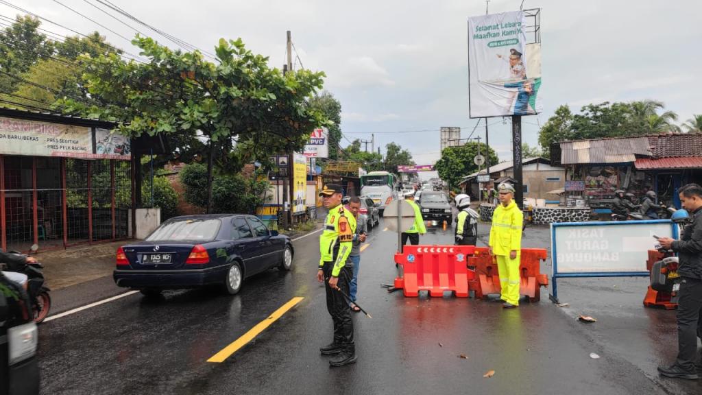 Polres Ciamis Terapkan One Way Parsial untuk Atasi Kemacetan Arus Balik Lebaran