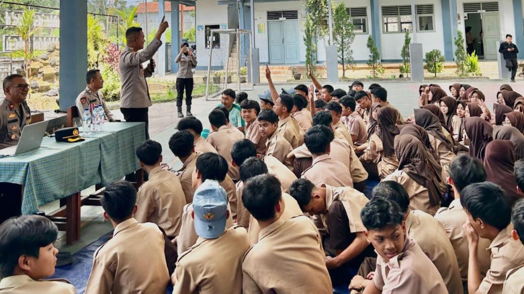 Polres Tasikmalaya dan Polsek Leuwisari Sosialisasikan Penerimaan Anggota Polri di SMAN 1 Sariwangi