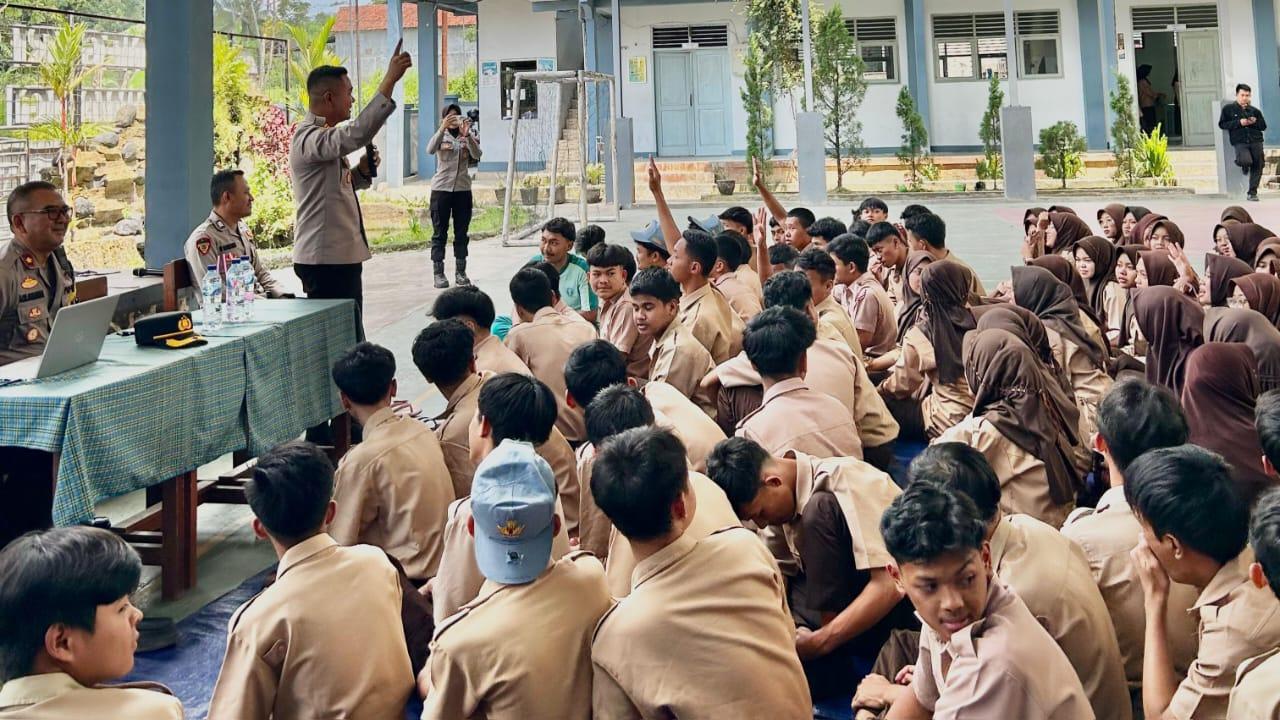 Polres Tasikmalaya dan Polsek Leuwisari Sosialisasikan Penerimaan Anggota Polri di SMAN 1 Sariwangi