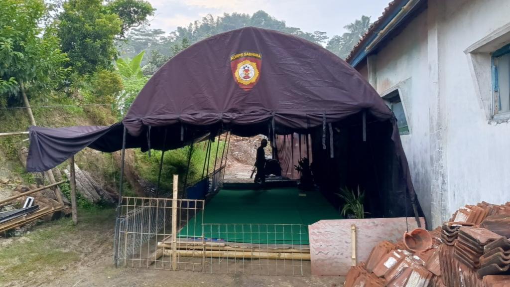 Polres Tasikmalaya Kota Bangun Tenda Darurat untuk Salat Tarawih Warga Terdampak Bencana di Cineam