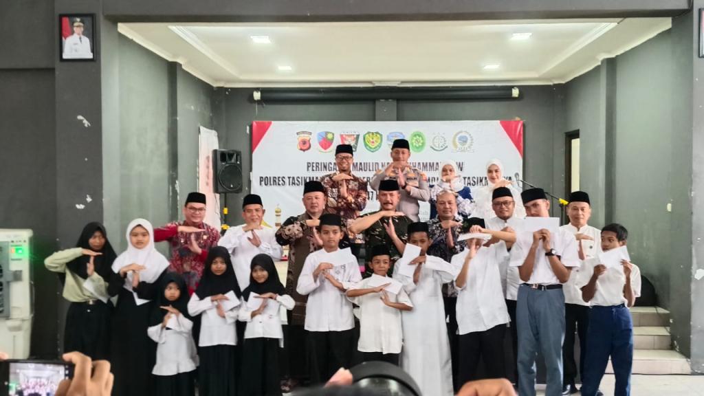 Polres Tasikmalaya Kota bersama Forkopimda Plus Peringati Maulid Nabi dengan Santuni Anak Yatim dan Disabilitas