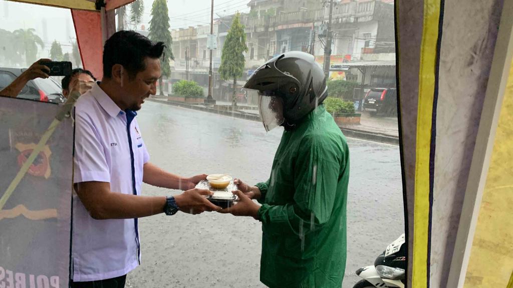 Polres Tasikmalaya Kota dan Insan Pers Berbagi Takjil di Tengah Hujan Deras