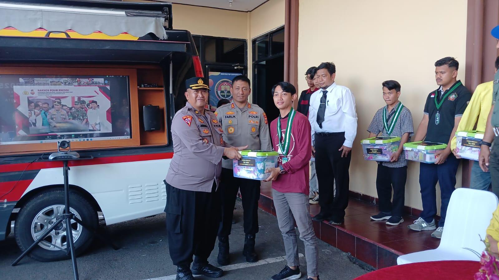 Polres Tasikmalaya Kota Gelar Baksos Polri Presisi, Salurkan Bantuan Sembako untuk Mahasiswa