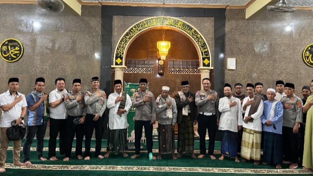 Polres Tasikmalaya Kota Gelar Tarawih Keliling di Cineam untuk Jaga Keamanan Ramadan