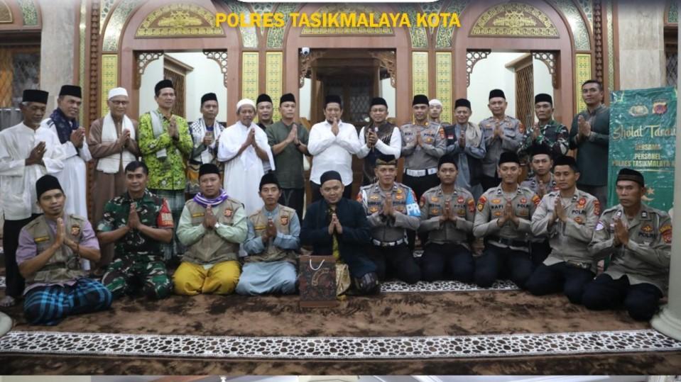 Polres Tasikmalaya Kota Gelar Tarawih Keliling di Masjid Agung Manonjaya untuk Perkuat Silaturahmi