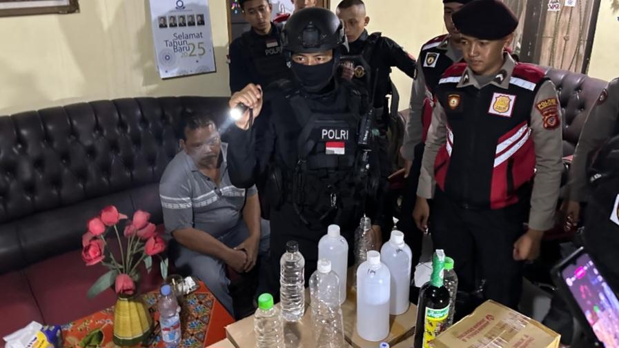 Polres Tasikmalaya Kota Gerebek Gudang Penyimpanan Miras di Bungursari