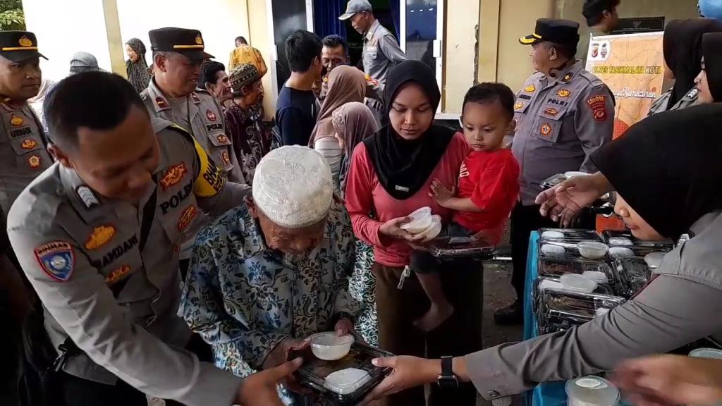 Polres Tasikmalaya Kota Hadir di Tengah Pengungsi Pergerakan Tanah Cineam