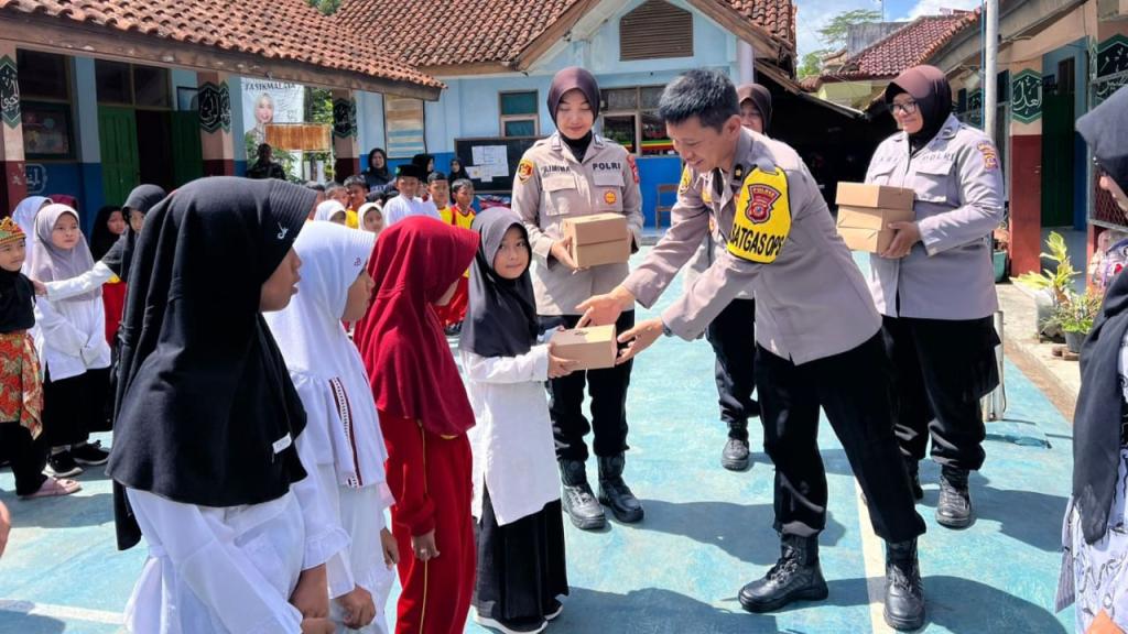 Polres Tasikmalaya Kota Lanjutkan Program Pembagian Makan Bergizi dan Susu Gratis di SDN Cibangun Kidul