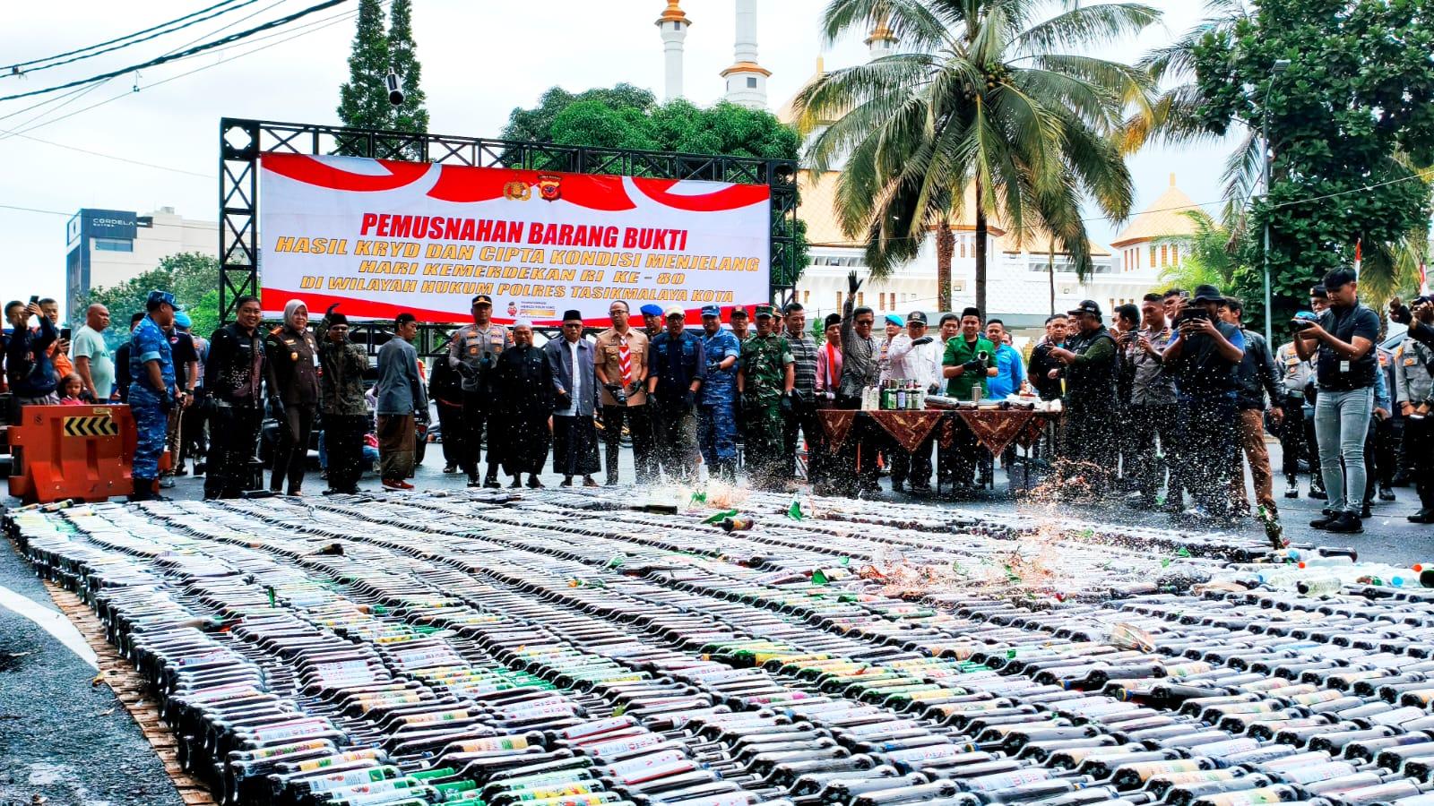 Polres Tasikmalaya Kota Musnahkan Ribuan Botol Miras, Narkotika dan Knalpot Brong Jelang HUT ke-80 RI, Berikut Daftarnya!