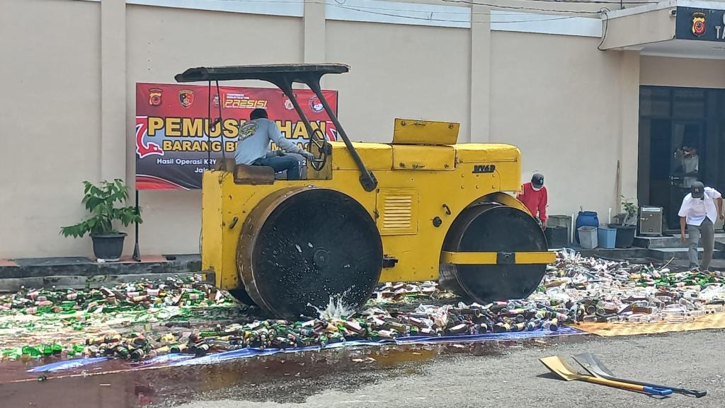 Polres Tasikmalaya Musnahkan 10 Ribu Botol Miras dan 200 Knalpot Brong Jelang Nataru