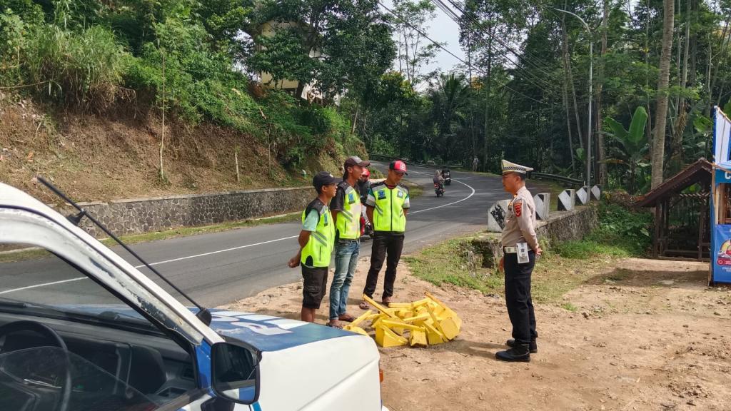 Polres Tasikmalaya Siagakan Tim Rescue Ganjal Ban di Tanjakan Bohong untuk Kelancaran Arus Mudik