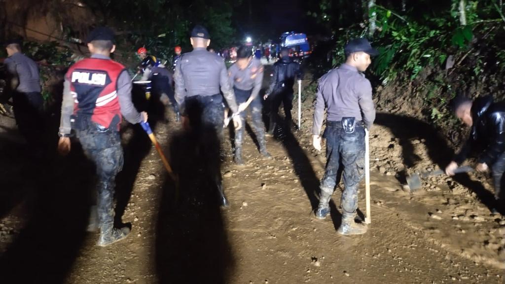 Polres Tasikmalaya Terjunkan Sat Sabhara untuk Evakuasi Longsor di Jatiwaras