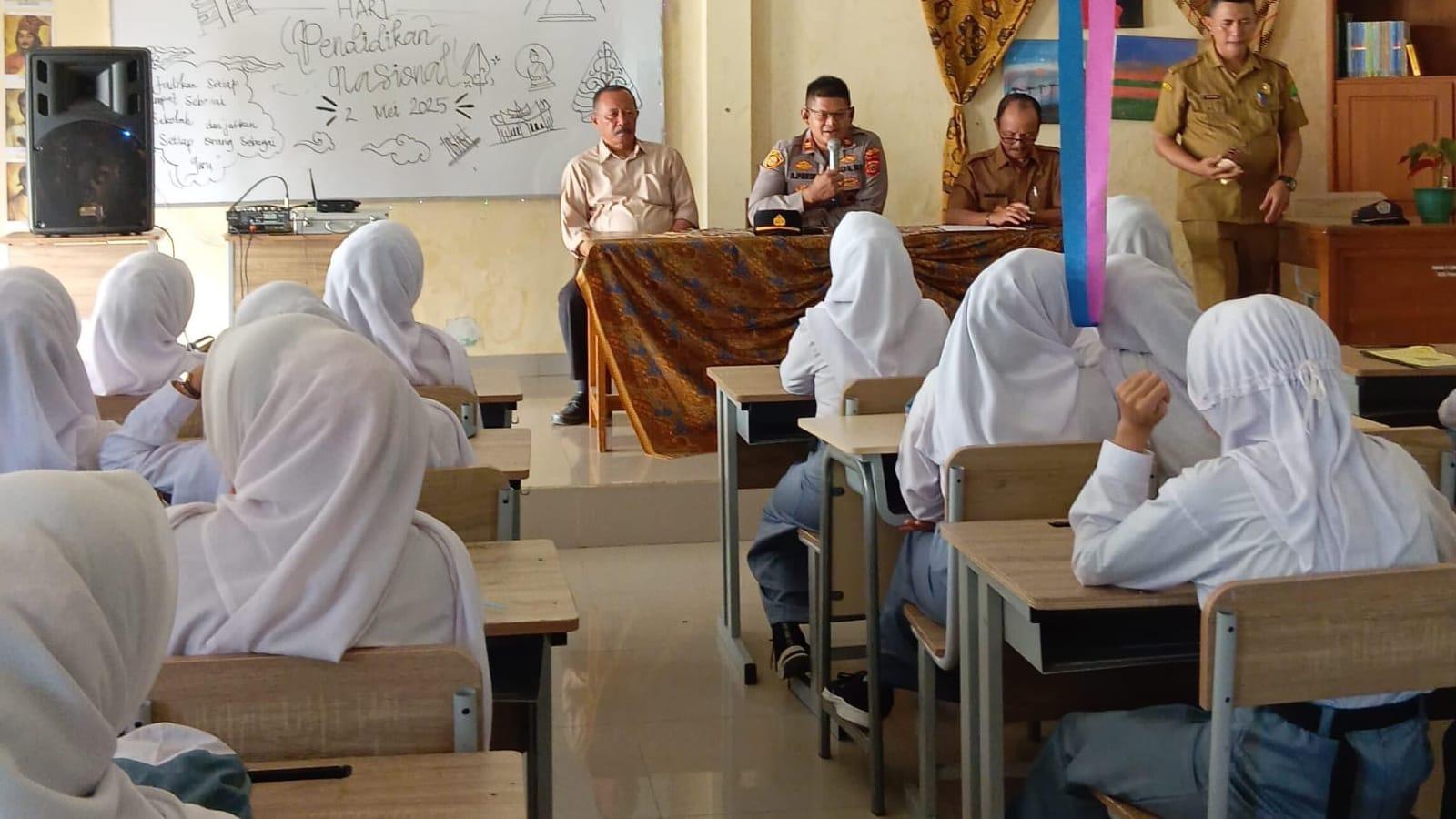 Polsek Cihaurbeuti Imbau Siswa SMAN 1 Rayakan Kelulusan Secara Positif dan Aman