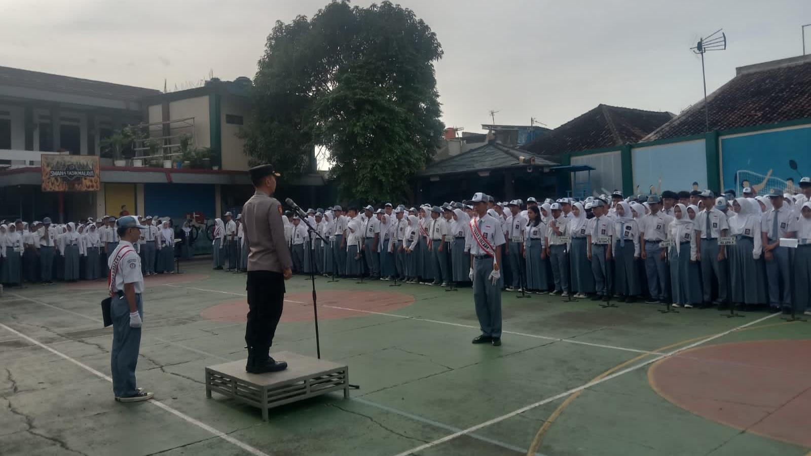 Polsek Cihideung Berikan Motivasi dan Edukasi Terkait Kenakalan Remaja di SMAN 4 Kota Tasikmalaya