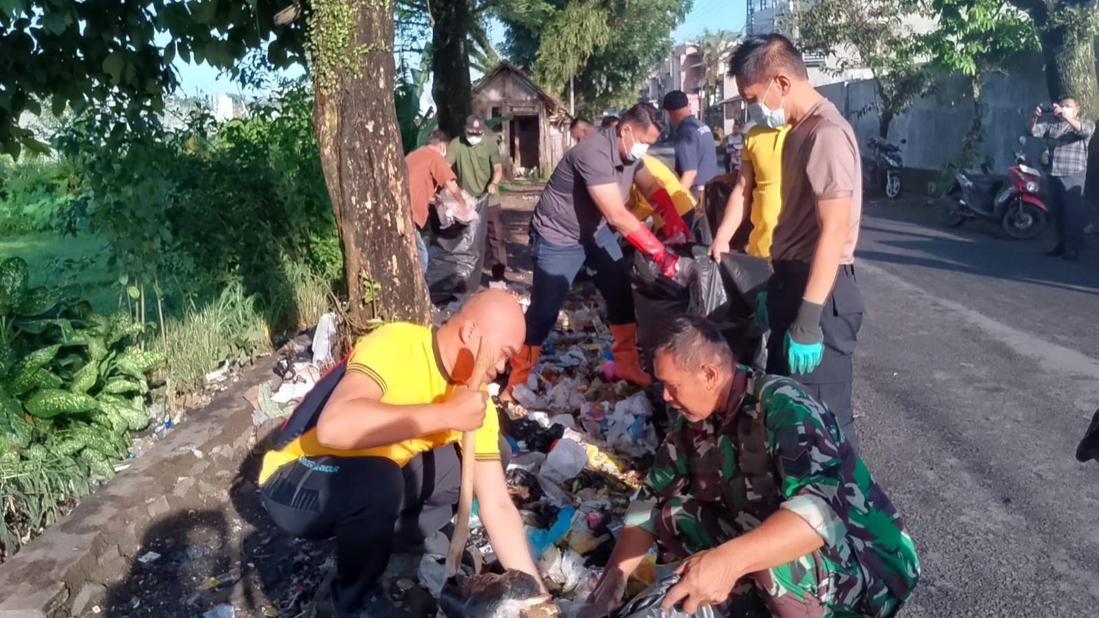 Polsek Cihideung Polres Tasikmalaya Kota Gelar Aksi Jumsih, Bersihkan Sampah di Pinggir Jalan dan Drainase
