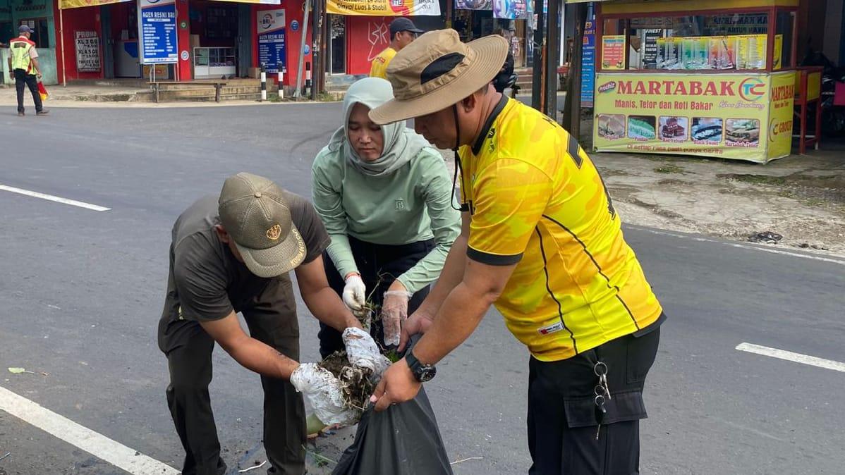 Polsek Cimaragas Gandeng Warga Bersih-Bersih Lingkungan di World Clean Up Day 2025