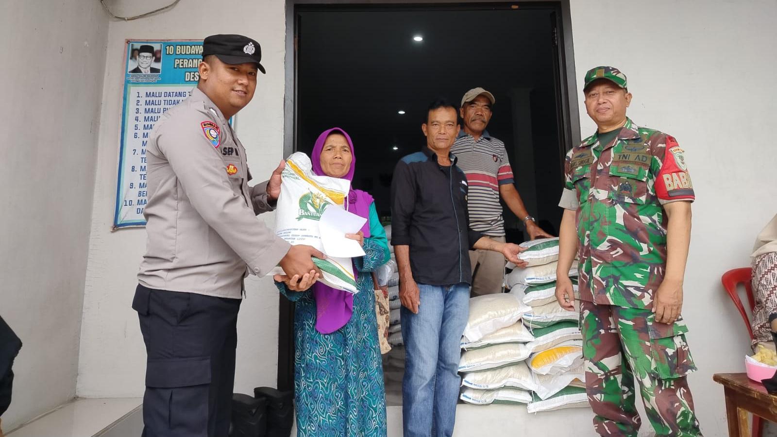 Polsek Cipatujah Tasikmalaya Kawal Penyaluran Bantuan Beras Bulog di Desa Bantarkalong
