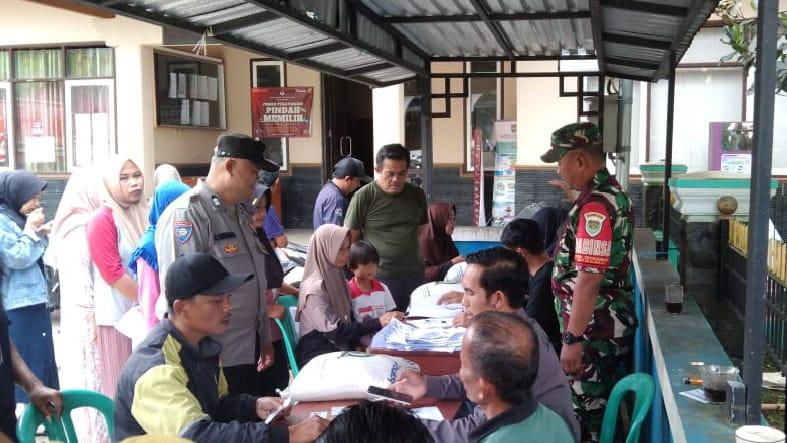 Polsek dan Koramil Kawali Ciamis Amankan Penyaluran Bantuan Beras di Desa Citereup
