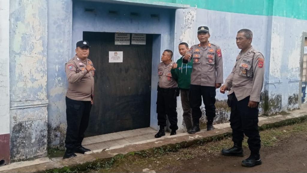Polsek Kadipaten Kawal Ketat Pengamanan Surat Suara Pilkada 2024 di Sekretariat PPK
