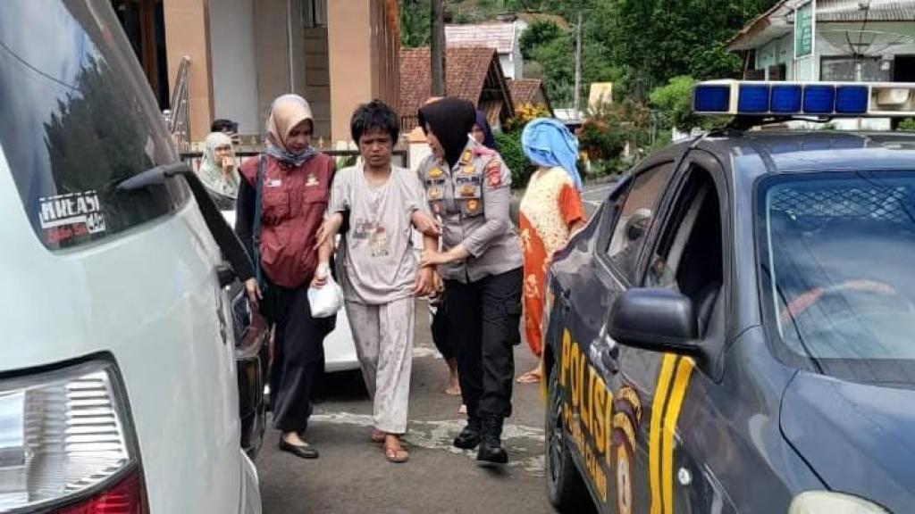 Polsek Kawali Tangani ODGJ di Desa Sadewata dengan Pendekatan Humanis