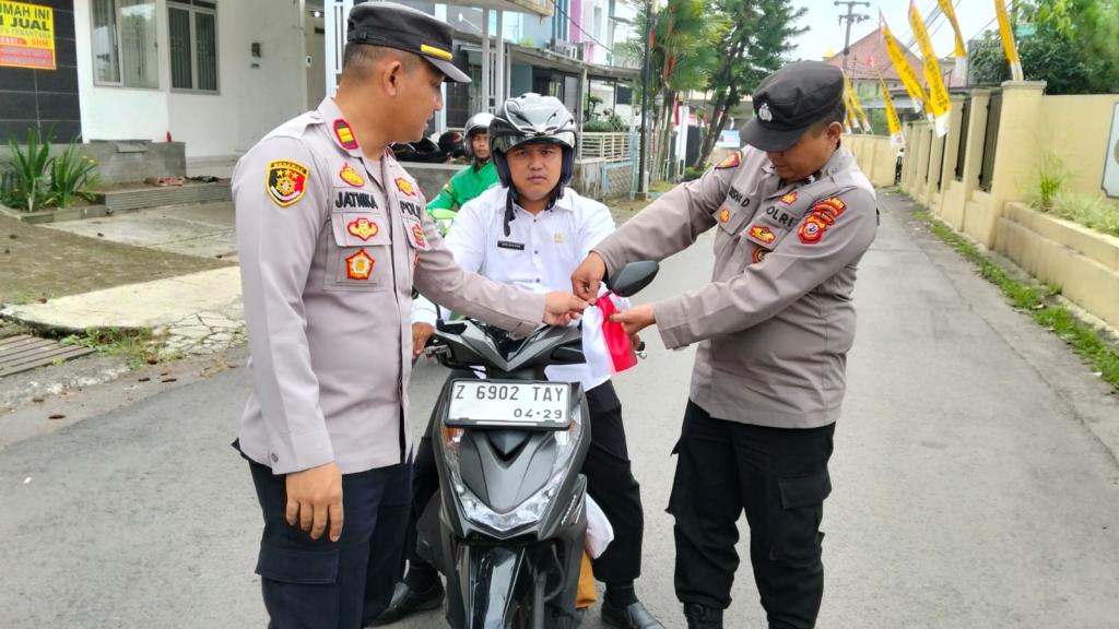 Polsek Mangkubumi Bagikan Bendera Merah Putih Kepada Pengendara Menjelang HUT ke-80 RI
