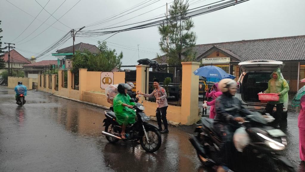 Polsek Mangkubumi dan Bhayangkari Berbagi Takjil di Tengah Hujan